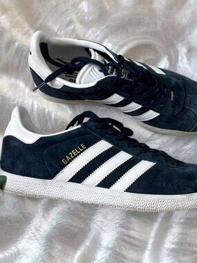 Adidas Gazelle navy blue & white low top sneakers ⭐️ size women’s 8.5